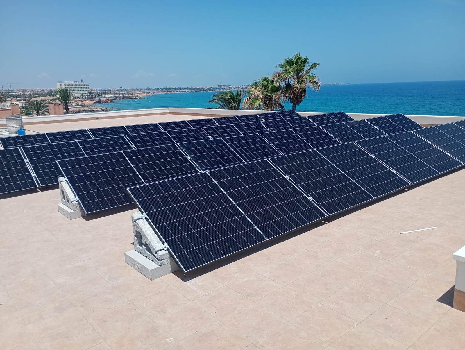 Instalación solar con inversor Huawei 10 kW trifásico y 30 kWh de baterías, Costa Blanca - Innovasolar