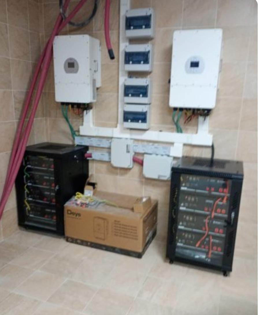 Sala técnica con dos inversores Deye 10 kW y 40 kWh de baterías en Cabo Roig - Innovasolar