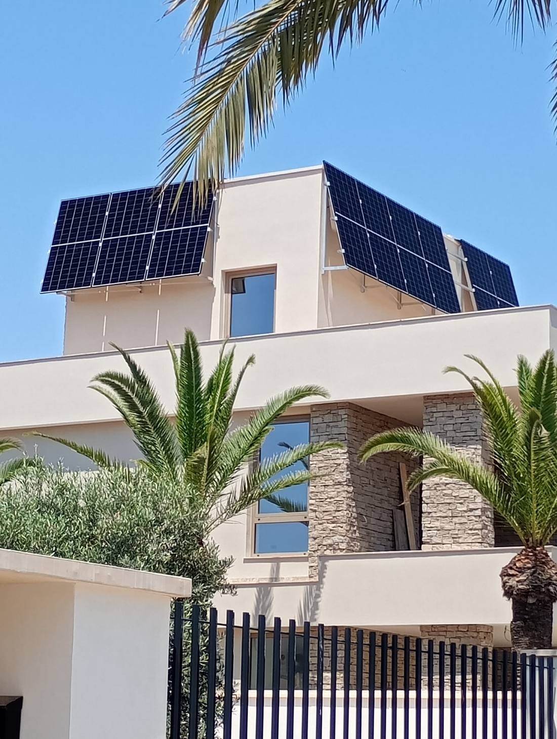 Villa con paneles solares, inversor Deye 10 kW y 25 kWh de baterías - Innovasolar